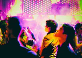 Pavimento bagnato in discoteca: se il cliente cade, il locale risarcisce