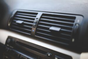 Cosa rischio a tenere l’aria condizionata accesa in auto?