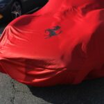 Sai che se copri l’auto parcheggiata rischi una multa?