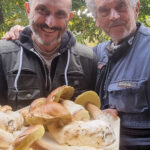 padre e figlio con raccolta funghi